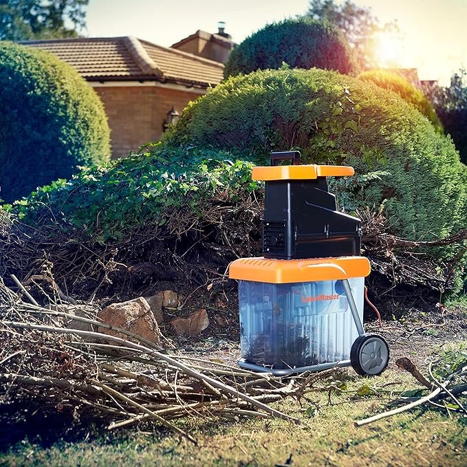 LawnMaster 2800W Quiet Garden Shredder Maximum diameter 42mm, 60 litre collection box, safety plunger with free safety glasses
